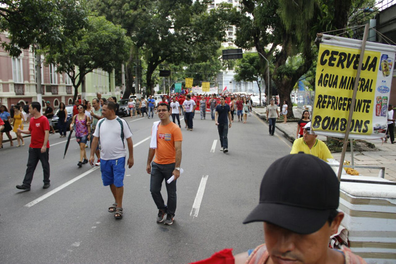 
        
            Professores e centrais sindicais fazem protesto
        
    