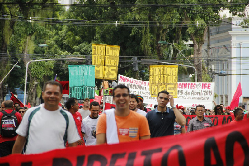 
        
            Professores e centrais sindicais fazem protesto
        
    