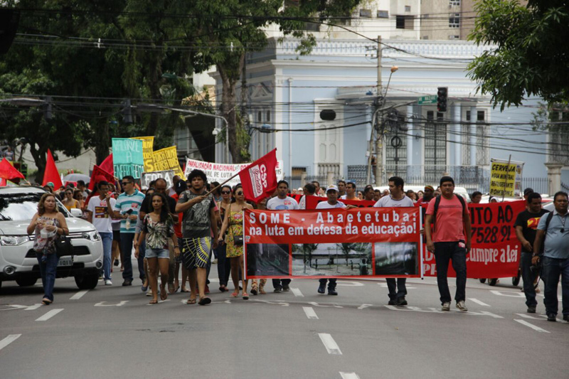 
        
            Professores e centrais sindicais fazem protesto
        
    