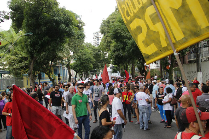 
        
            Professores e centrais sindicais fazem protesto
        
    