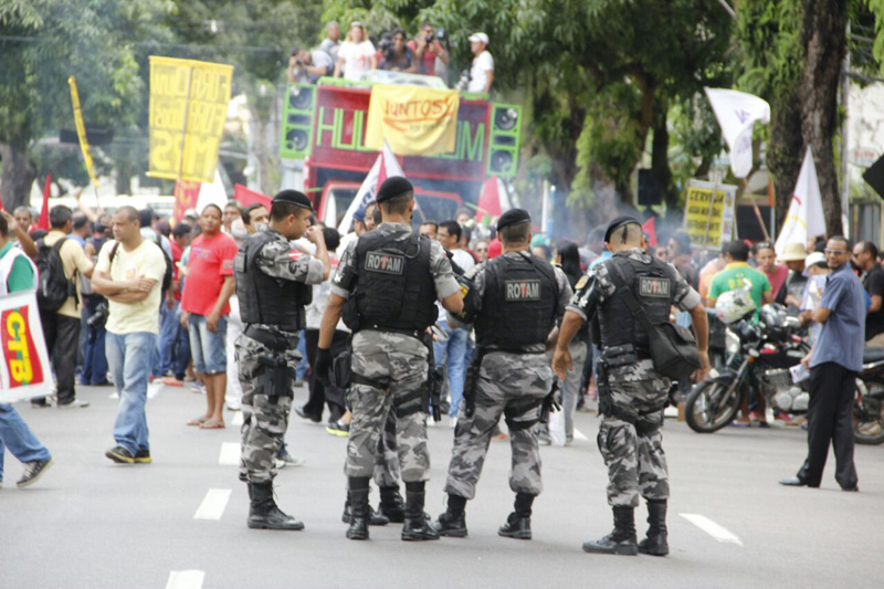 
        
            Professores e centrais sindicais fazem protesto
        
    