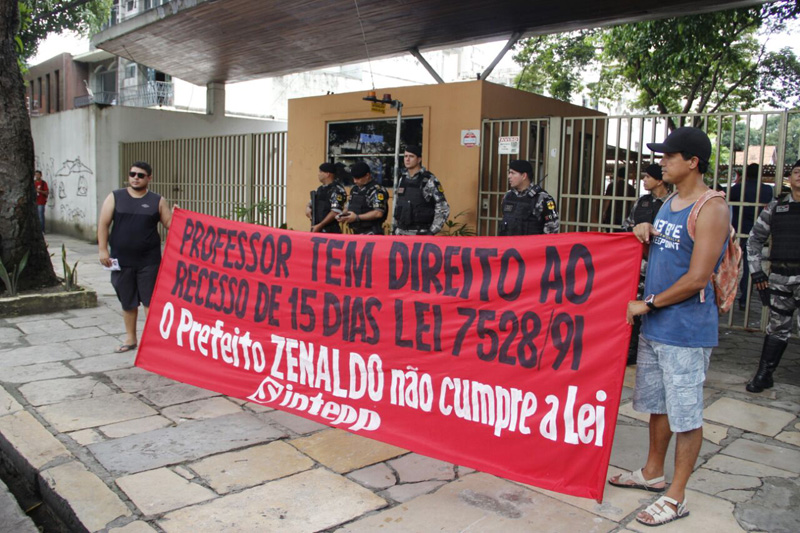 
        
            Professores e centrais sindicais fazem protesto
        
    
