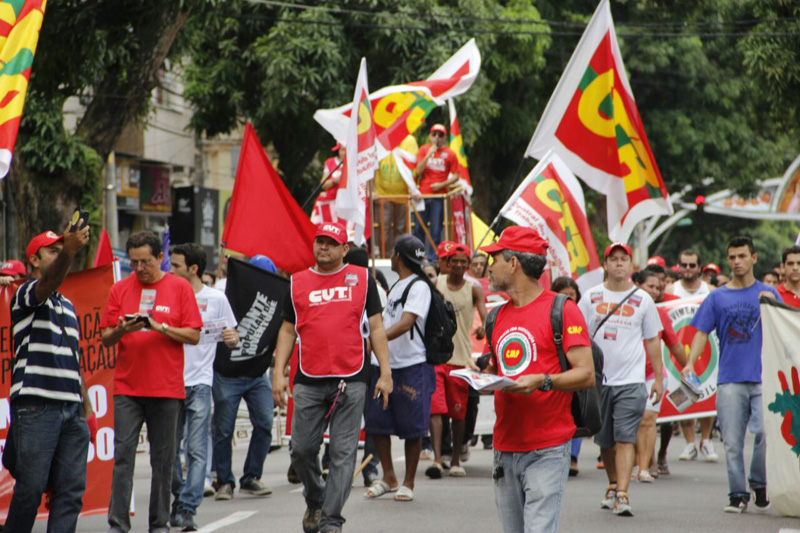 
        
            Professores e centrais sindicais fazem protesto
        
    