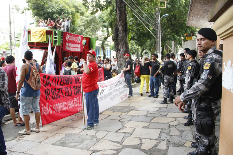 
        
            Professores e centrais sindicais fazem protesto
        
    