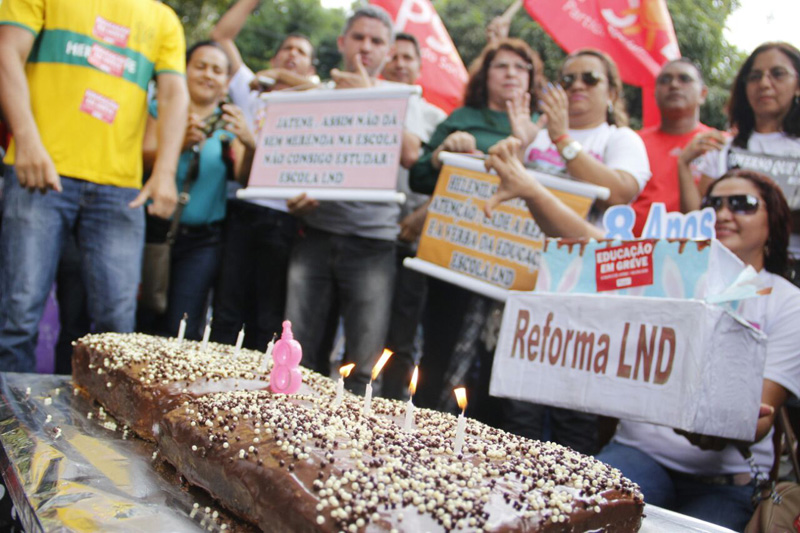 
        
            Professores e centrais sindicais fazem protesto
        
    