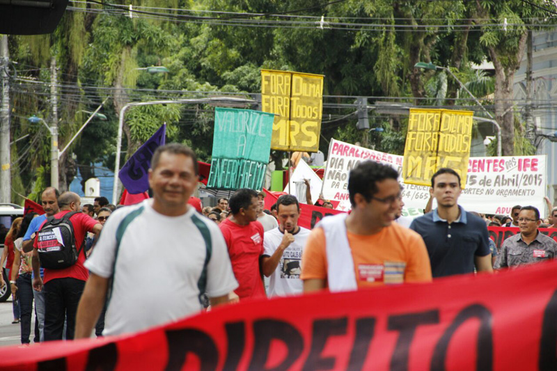 
        
            Professores e centrais sindicais fazem protesto
        
    