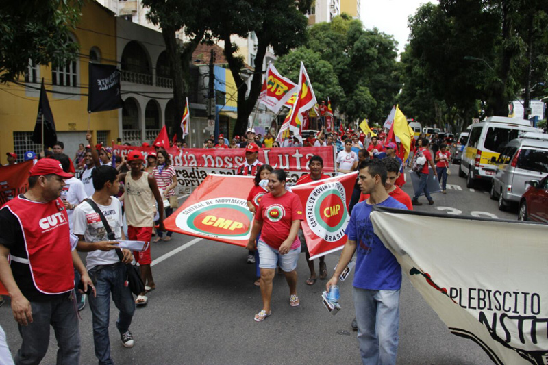 
        
            Professores e centrais sindicais fazem protesto
        
    
