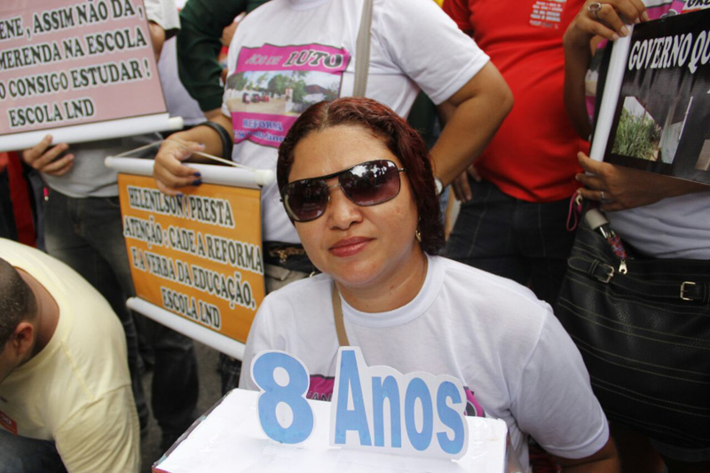 
        
            Professores e centrais sindicais fazem protesto
        
    