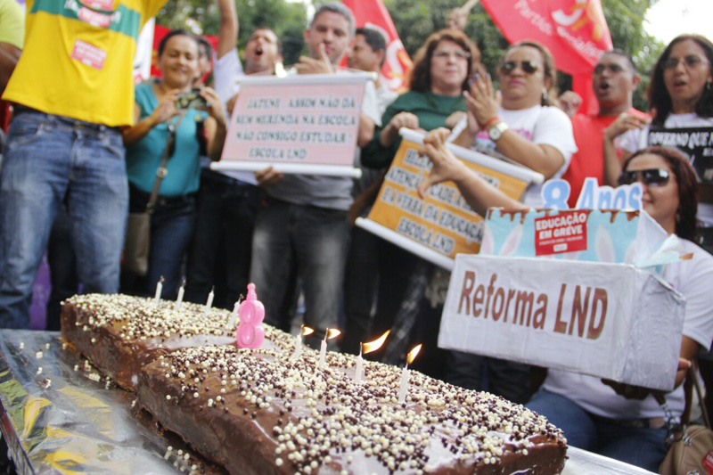 
        
            Professores e centrais sindicais fazem protesto
        
    