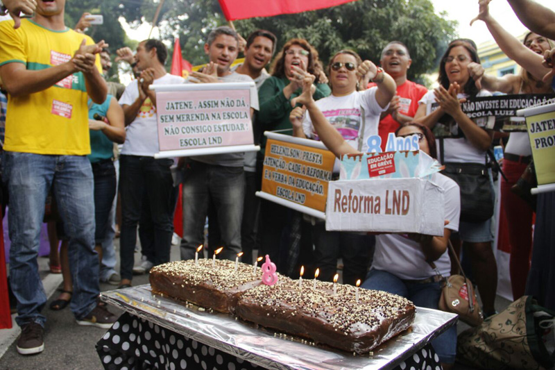
        
            Professores e centrais sindicais fazem protesto
        
    