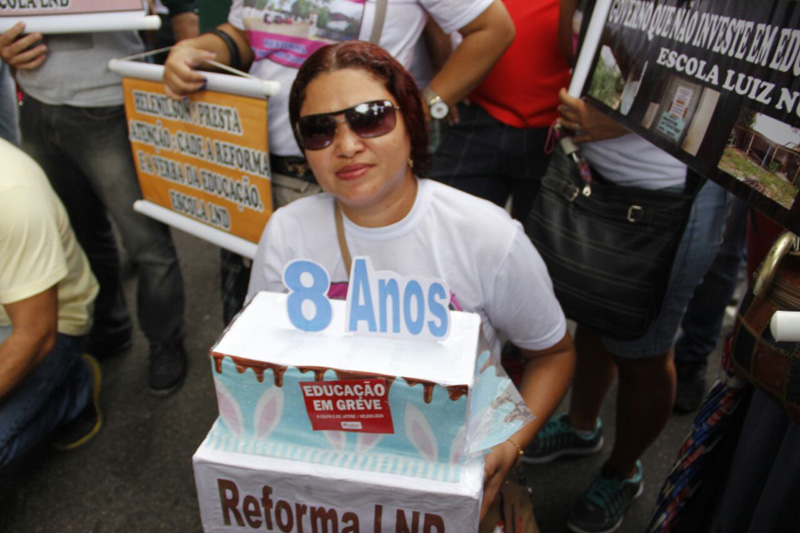 
        
            Professores e centrais sindicais fazem protesto
        
    