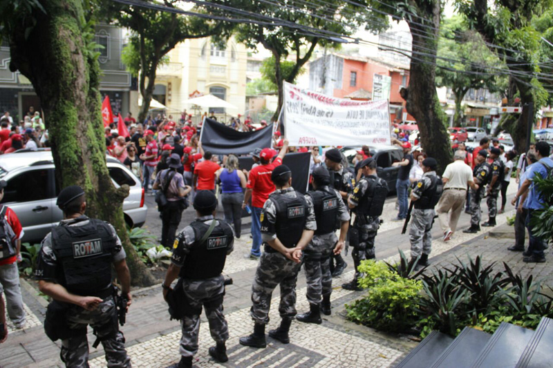 
        
            Professores e centrais sindicais fazem protesto
        
    