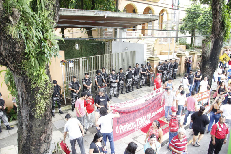 
        
            Professores e centrais sindicais fazem protesto
        
    