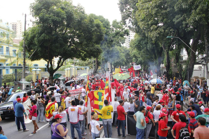 
        
            Professores e centrais sindicais fazem protesto
        
    