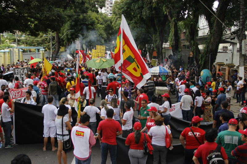 
        
            Professores e centrais sindicais fazem protesto
        
    