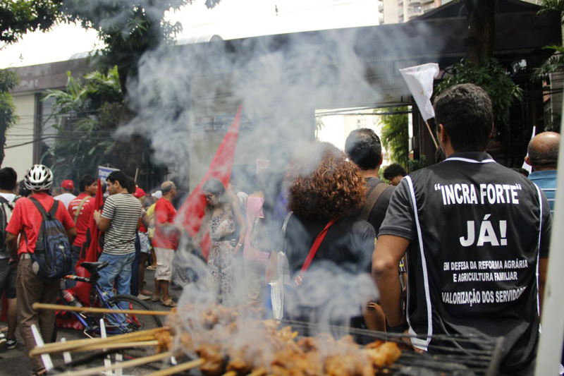 
        
            Professores e centrais sindicais fazem protesto
        
    