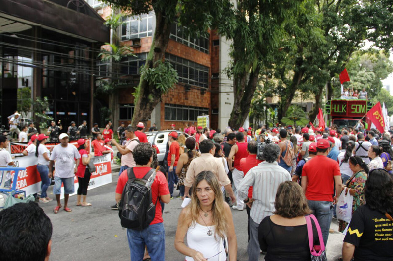 
        
            Professores e centrais sindicais fazem protesto
        
    
