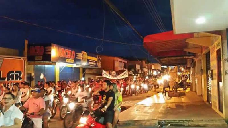 
        
            Moradores de Mãe do Rio em caminhada pela paz 
        
    