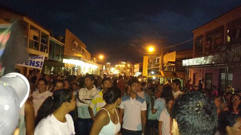 
        
            Moradores de Mãe do Rio em caminhada pela paz 
        
    