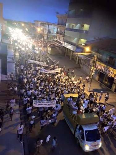 
        
            Moradores de Mãe do Rio em caminhada pela paz 
        
    