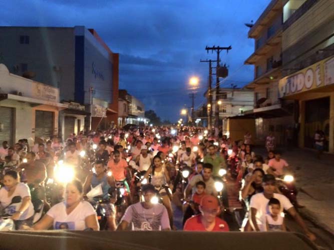 
        
            Moradores de Mãe do Rio em caminhada pela paz 
        
    