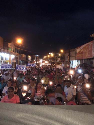 
        
            Moradores de Mãe do Rio em caminhada pela paz 
        
    