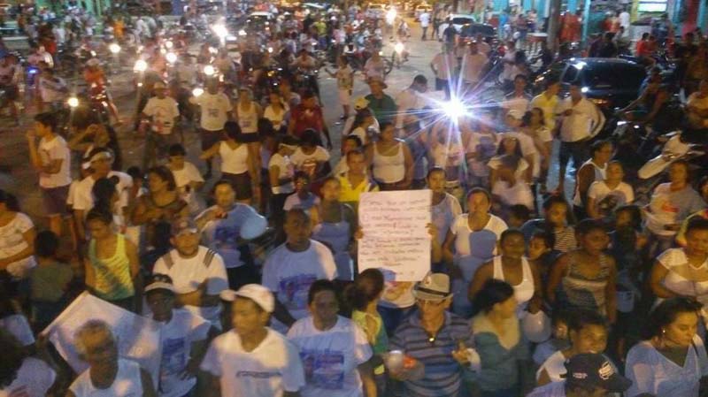 
        
            Moradores de Mãe do Rio em caminhada pela paz 
        
    