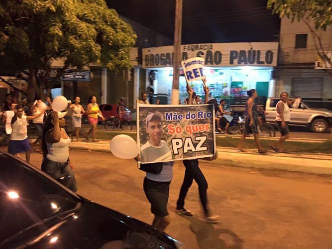 
        
            Moradores de Mãe do Rio em caminhada pela paz 
        
    