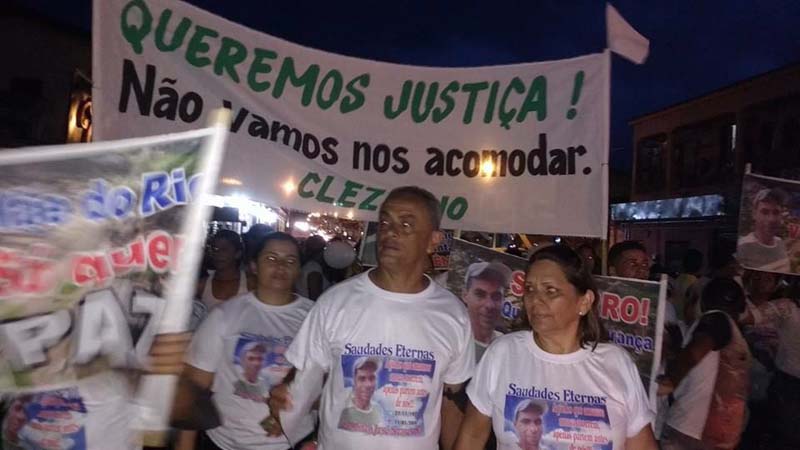 
        
            Moradores de Mãe do Rio em caminhada pela paz 
        
    