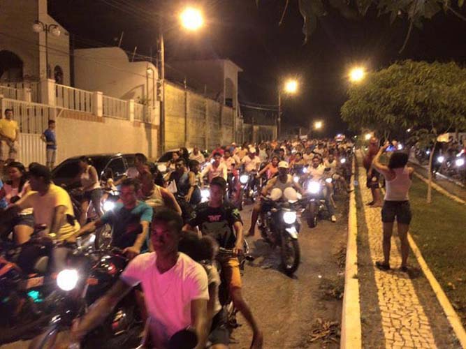 
        
            Moradores de Mãe do Rio em caminhada pela paz 
        
    