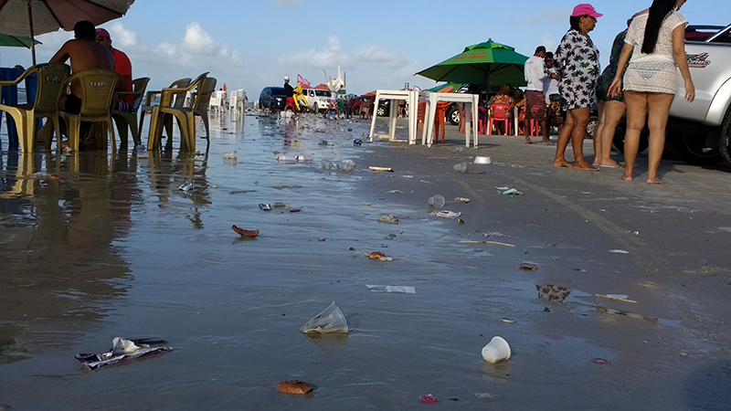 
        
            Salinas tem sol, mar e... muito lixo
        
    