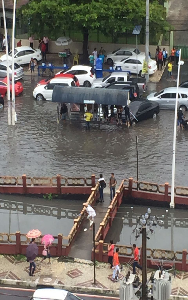 
        
            Belém fica alagada após chuva nesta sexta-feira
        
    