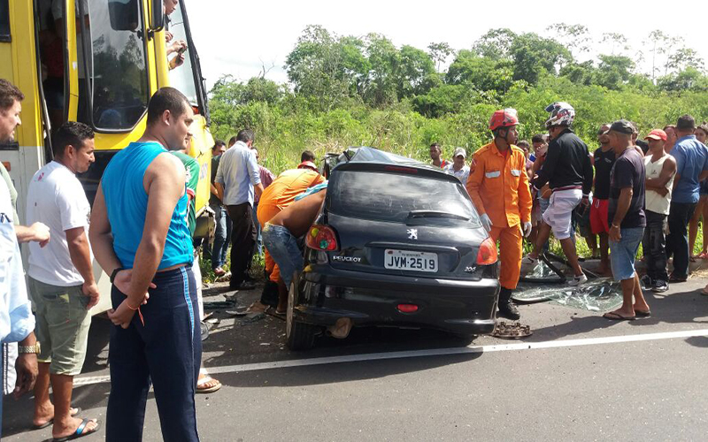 
        
            Veículos colidem próximo a estrada de Salinas
        
    