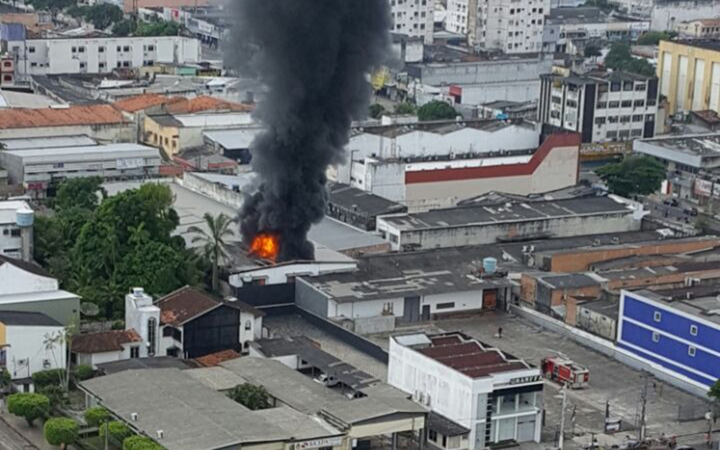 
        
            Veja imagens do incêndio em lojas de Castanhal
        
    
