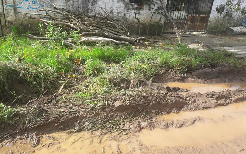 
        
            Moradores sofrem com descaso em rua de Outeiro
        
    
