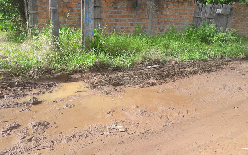 
        
            Moradores sofrem com descaso em rua de Outeiro
        
    