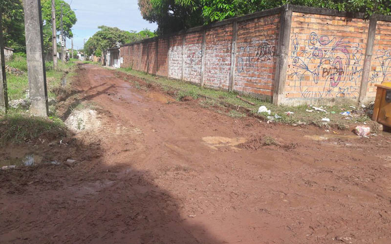
        
            Moradores sofrem com descaso em rua de Outeiro
        
    