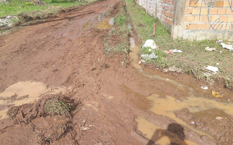 
        
            Moradores sofrem com descaso em rua de Outeiro
        
    