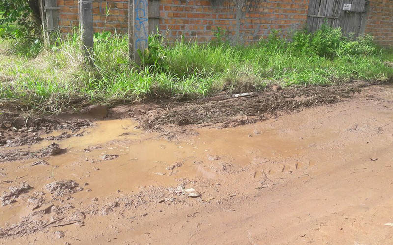 
        
            Moradores sofrem com descaso em rua de Outeiro
        
    