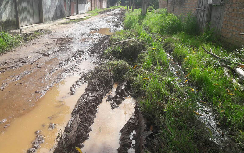 
        
            Moradores sofrem com descaso em rua de Outeiro
        
    