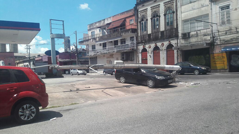 
        
            Poste desaba sobre veículo e deixa moradores sem energia em Belém
        
    