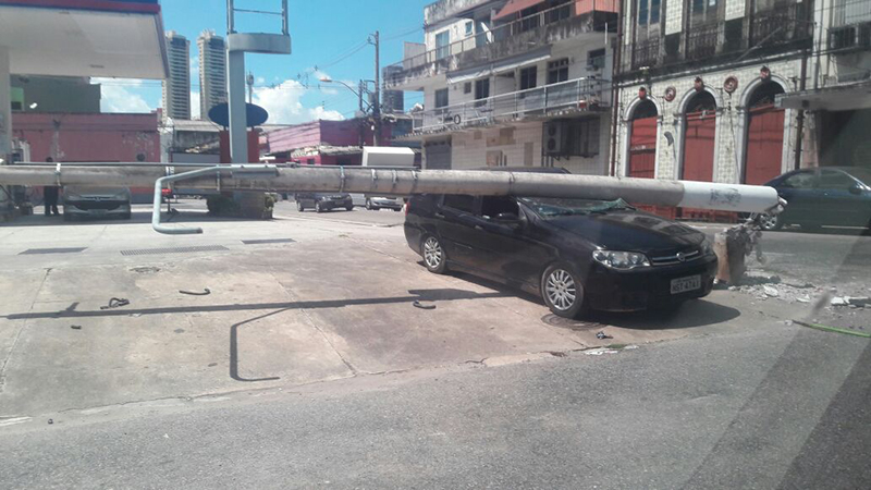 
        
            Poste desaba sobre veículo e deixa moradores sem energia em Belém
        
    