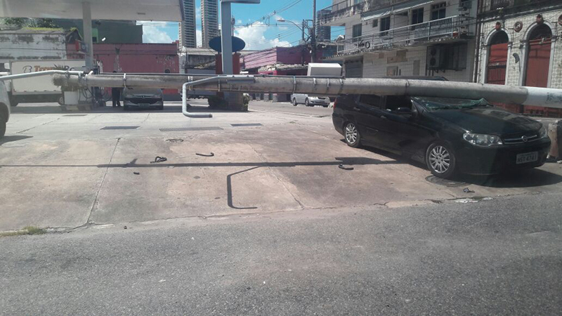 
        
            Poste desaba sobre veículo e deixa moradores sem energia em Belém
        
    