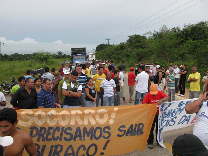
        
            Moradores interditam BR 308, no nordeste paraense 
        
    