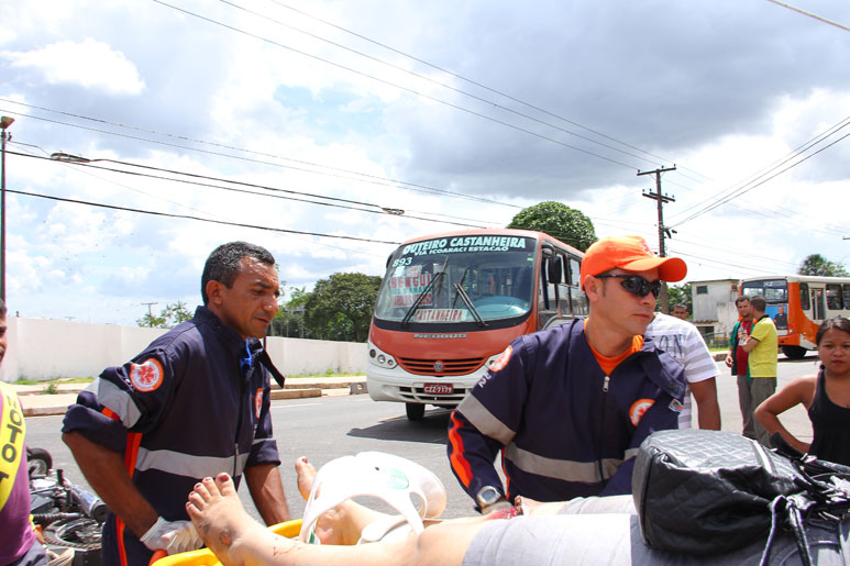 
        
            Micro-ônibus atinge motocicleta e fere mulher
        
    