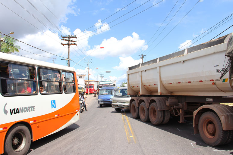 
        
            Micro-ônibus atinge motocicleta e fere mulher
        
    