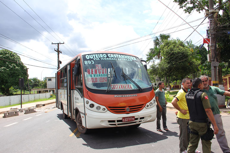 
        
            Micro-ônibus atinge motocicleta e fere mulher
        
    