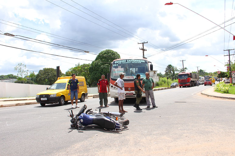 
        
            Micro-ônibus atinge motocicleta e fere mulher
        
    