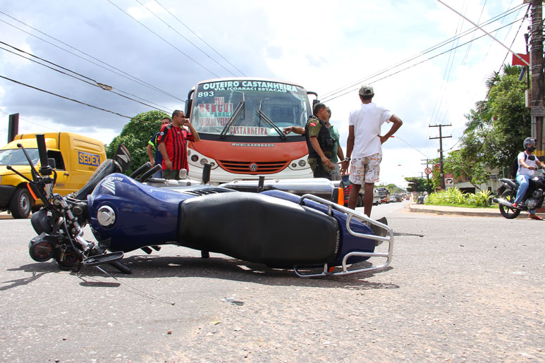 
        
            Micro-ônibus atinge motocicleta e fere mulher
        
    