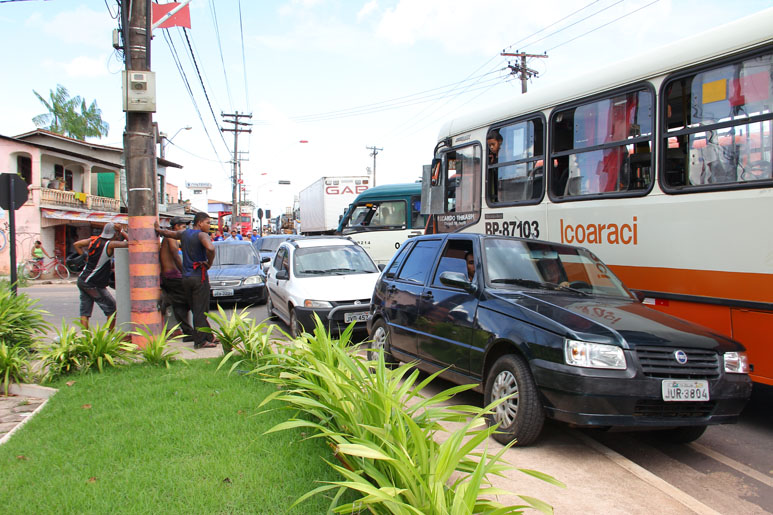 
        
            Micro-ônibus atinge motocicleta e fere mulher
        
    